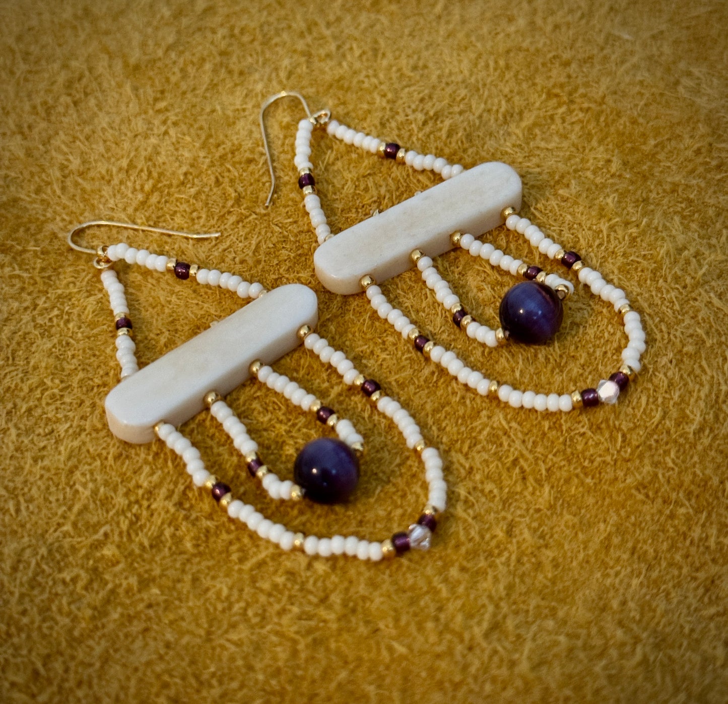 Cat eye swinging dangle