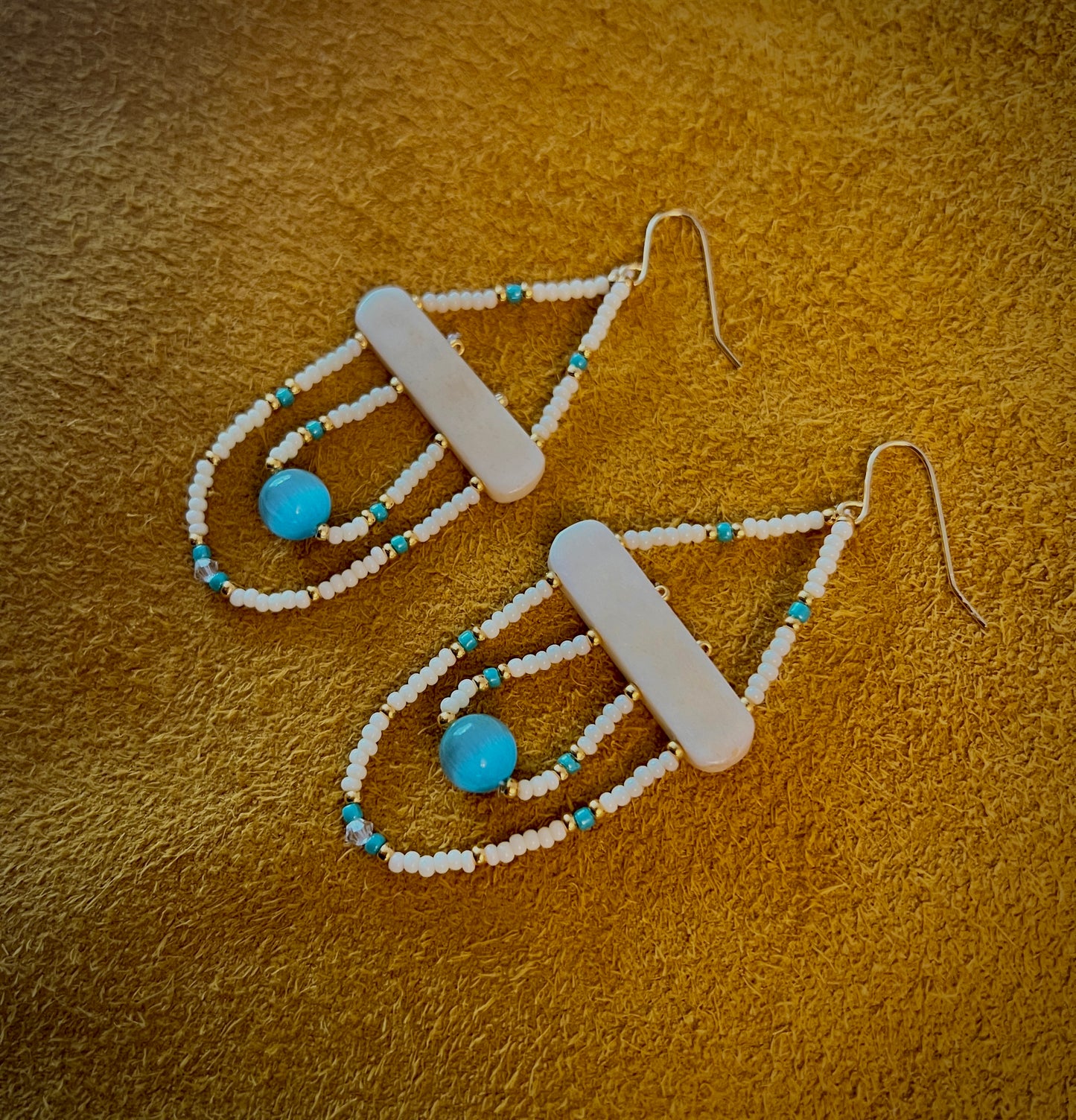 Cat eye swinging dangle